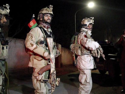 Militares afganas cerca de la embajada.