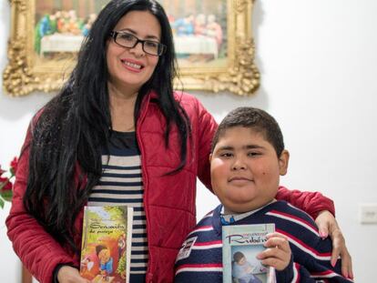 Rubén Darío Ávalos, con su madre, en su casa de Sevilla.