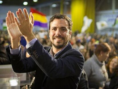 El candidato de Unidad Popular-IU, Alberto Garzón, a su llegada al mitin en Sevilla.