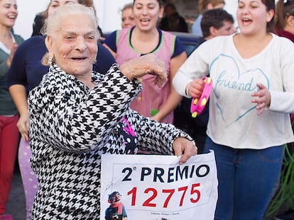 Vecinos de Osuna (Sevilla) celebran el segundo premio de la lotería.