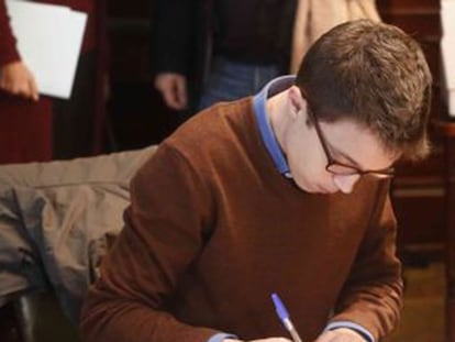 Podemos aleja el pacto de izquierdas al volver a pedir el referéndum