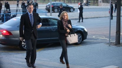 La infanta Cristina e Iñaki Urdangarín, a su llegada a la sala donde se celebra el juicio.