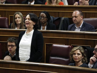 La diputada de Podemos Carolina Becansa promete acatar la Constitución durante su toma de posesión