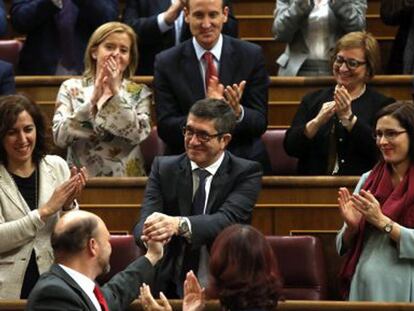 Patxi López (en el centro) recibe la felicitación del socialista Antonio Pradas y el aplauso de toda la bancada del PSOE tras ser elegido presidente del Congreso. / ULY MARTIN