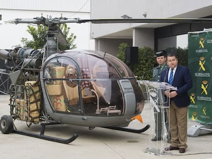 Sanz y Ceña junto al helicóptero intervenido, este jueves en Sevilla.