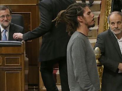 Alberto Rodríguez (Podemos) pasa ante Rajoy. / ULY MARTÍN