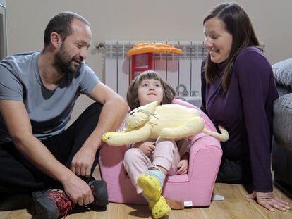 Paula, entre os pais, Silvana e Roberto.