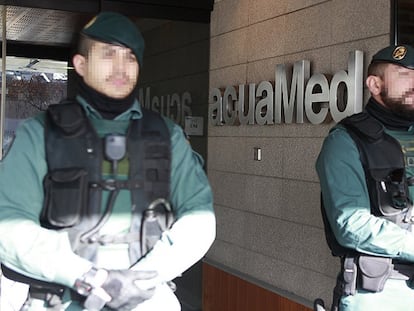 La Guardia Civil en la sede de Acuamed, este lunes.