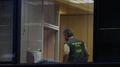 La Guardia Civil durante los registros.