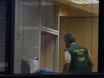 La Guardia Civil durante los registros.