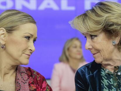 Aguirre conversa con Cifuentes en la junta directiva regional del PP de Madrid.