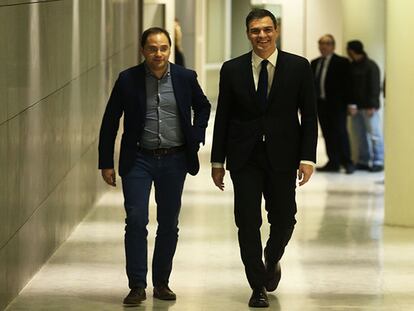 César Luena y Pedro Sánchez este viernes en el Congreso.