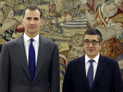 Felipe VI durante su encuentro con Patxi López hoy