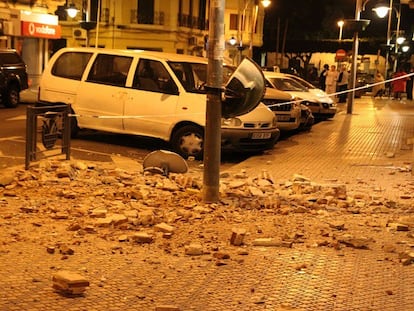 Cascotes de un edificio en una calle de Melilla.