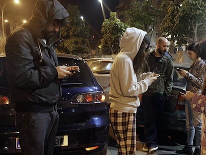 Varias personas en una calle de Melilla tras el terremoto.