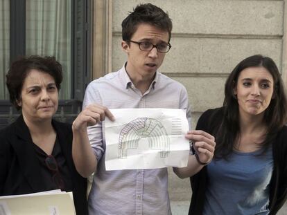 Errejón con el mapa de composición del hemiciclo, este martes.