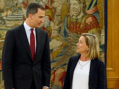 El rey Felipe VI conversa con la diputada de Coalición Canaria, Ana Oramas