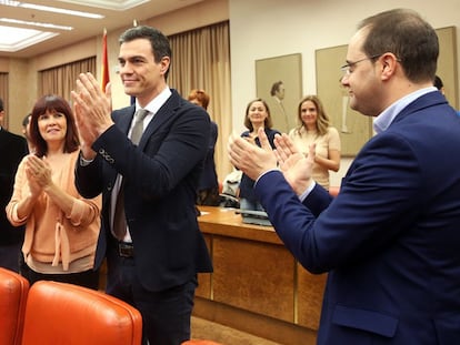 Pedro Sánchez es aplaudido por su grupo parlamentario, hoy en el Congreso.