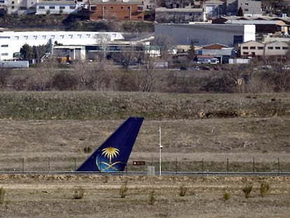 Cauda do avião da Saudi Airlines, no terminal 4 de Barajas.