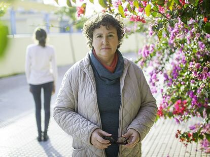 María Salmerón, con su hija detrás, este jueves en Sevilla.