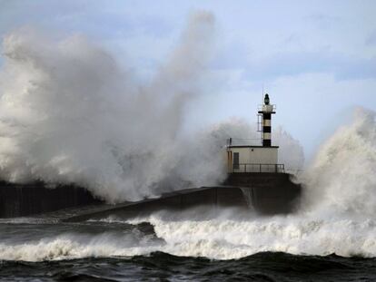 Faro de San Juan de la Arena en Asturias.