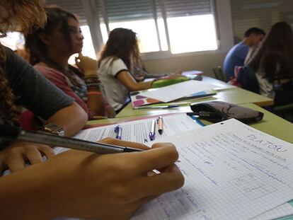 Alumnos de un instituto madrileño durante una clase. samuel sánchez