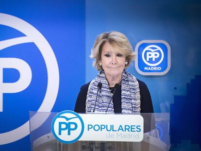 La presidenta del PP de Madrid, Esperanza Aguirre, en la rueda de prensa en la que presentó su dimisión.