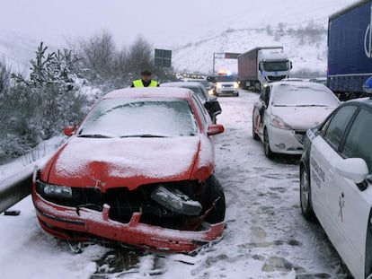 Un accidente ocasionado por la nieve, el domingo, en Galicia.