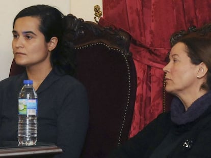 Montserrat González (d) y su hija durante el juicio este lunes.