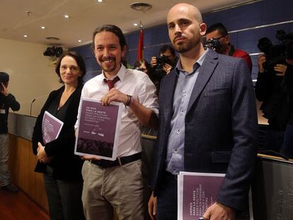 Pablo Iglesias (c), acompañado por Nacho Álvarez y la diputada Carolina Bescansa, durante la presentación.