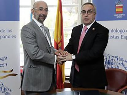 Ernesto Colman, a la izquierda, junto al presidente del Comité Olímpico Español, Alejandro Blanco, durante la firma de un convenio, en una imagen de Facebook.