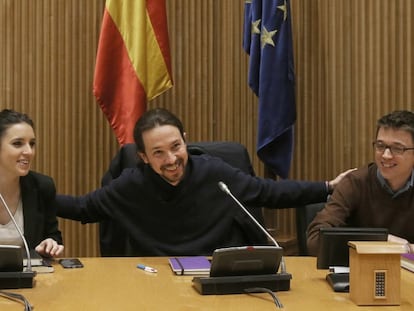 Pablo Iglesias (c) acompañado de Íñigo Errejón (d) e Irene Montero (i) durante la rueda de prensa posterior a la reunión del grupo parlamentario.