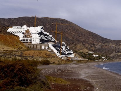 Playa de El Algarrobico en Carboneras, Almería.