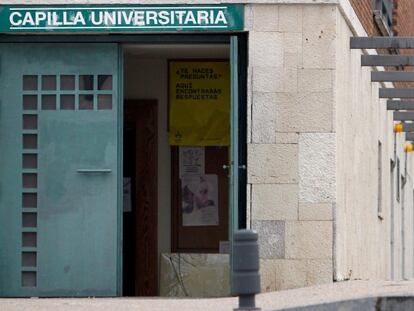 La puerta de entrada a la capilla de Somosaguas.