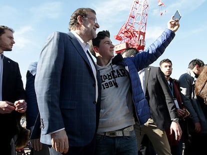 Mariano Rajoy se fotografía junto a un joven en Bilbao.