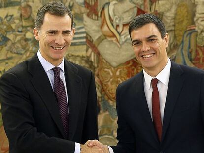 El rey Felipe VI y Pedro Sánchez en la Zarzuela el pasado febrero.