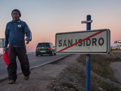 Un trabajador, en la carretera a la entrada de San Isidro (Almería).