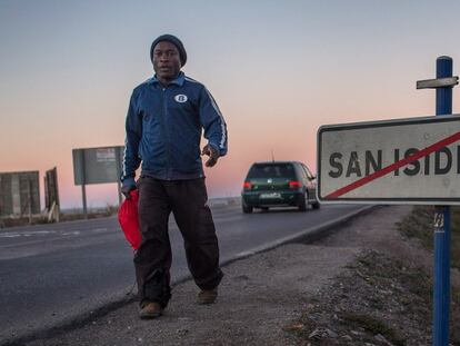 Un trabajador, en la carretera a la entrada de San Isidro (Almería).