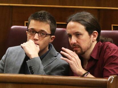 Pablo iglesias e Íñigo Errejón durante la sesión de investidura en el Congreso.