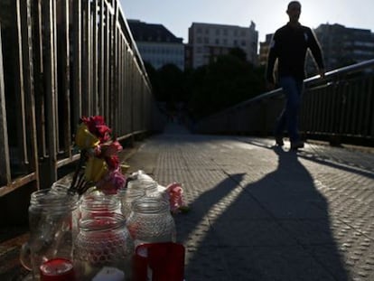 Flores y velas en la pasarela donde fue asesinada Isabel Carrasco.