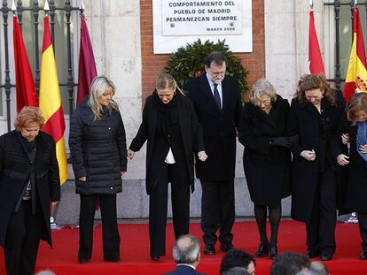 Cifuentes (tercera por la izquierda), Rajoy y Carmena, acompañados por victimas del 11-M.