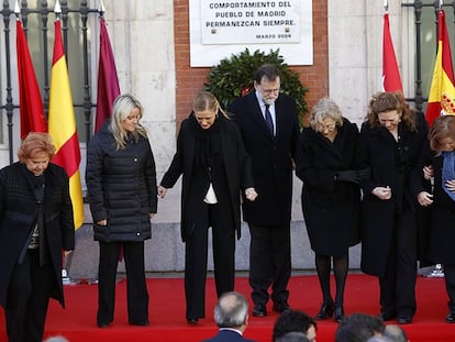 Cifuentes (tercera por la izquierda), Rajoy y Carmena, acompañados por victimas del 11-M.