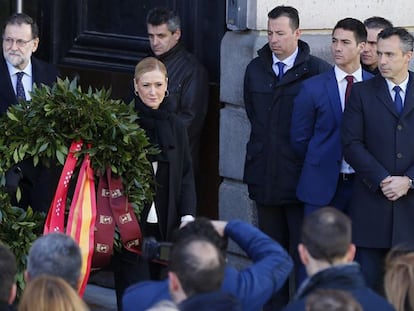 El presidente Mariano Rajoy, junto a la presidenta de la Comunidad de Madrid, Cristina Cifuentes, y la alcaldesa Manuela Carmena.