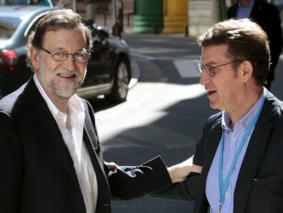 Mariano Rajoy saluda a Alberto Nuñez Feijoo este domingo en Pontevedra.