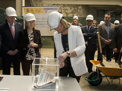 Báñez (d) y Pastor (i) en la inauguración de la sede de la Seguridad Social en Vigo.