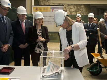 Báñez (d) y Pastor (i) en la inauguración de la sede de la Seguridad Social en Vigo.