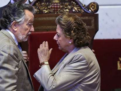 Grau habla con la alcaldesa de Valencia, Rita Barberá.