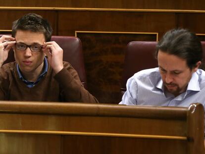 Íñigo Errejón y Pablo Iglesias, ayer en el Congreso.