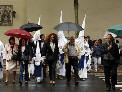 Día lluvioso de Semana Santa en Sevilla.