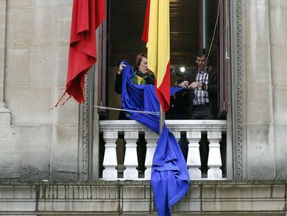 Imagen de la fachada del Parlamento de Navarra con las banderas.